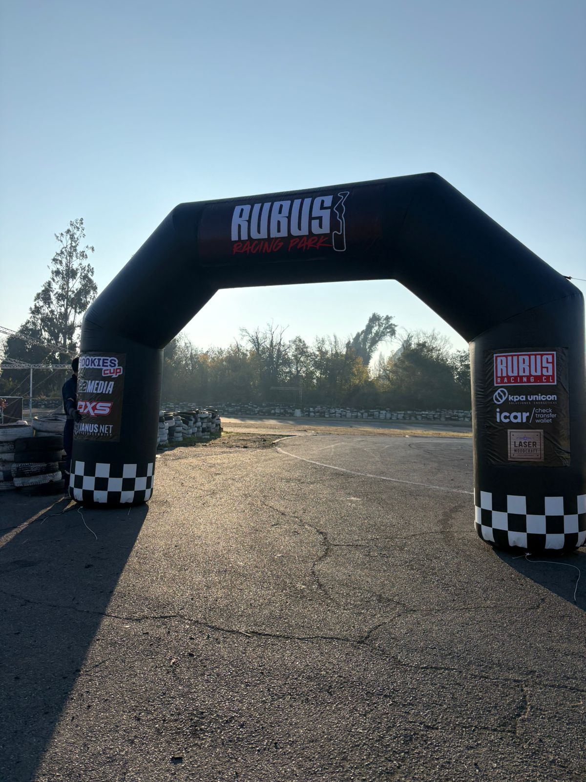 Arco inflable Rubus Racing Park contraluz dorado
